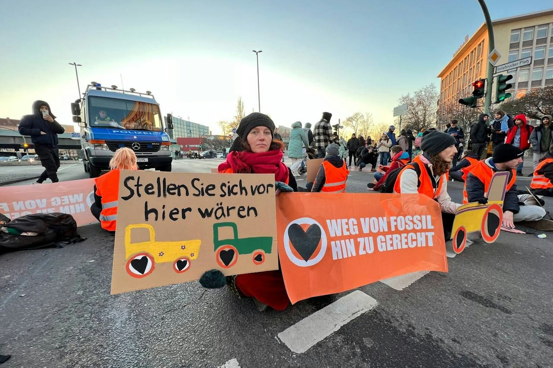 Aktivisten der Letzten Generation blockieren den Verkehr am Innsbrucker Platz.
