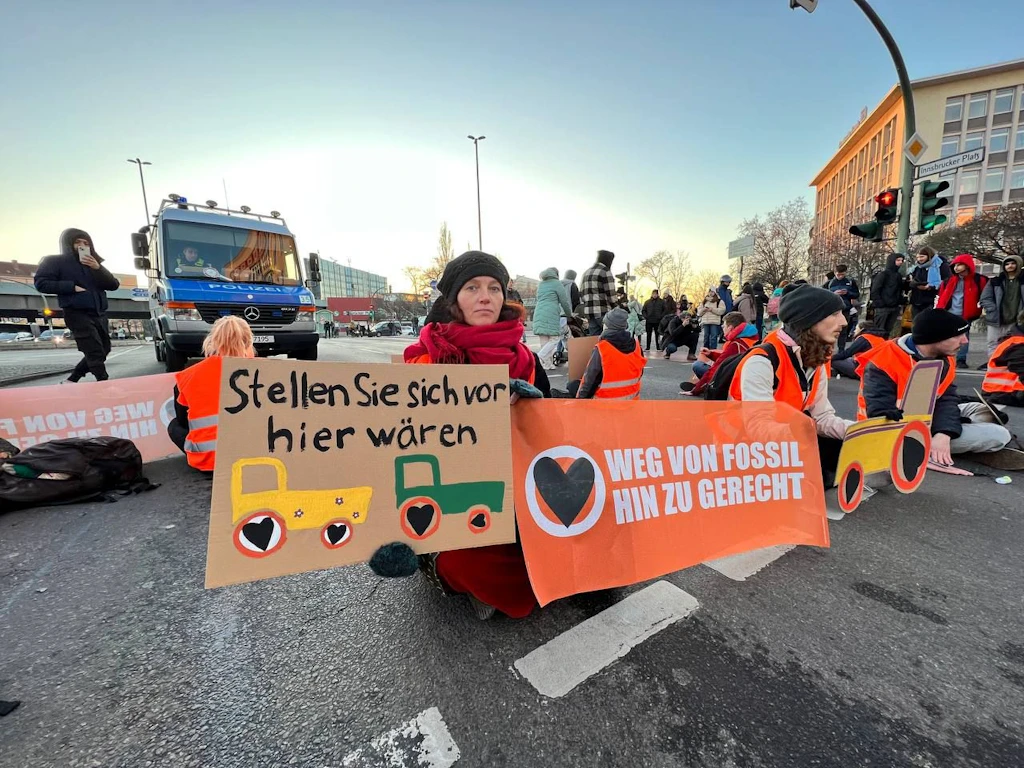 „Wir haben auch Traktoren“: Letzte Generation blockiert wieder den Berliner Verkehr (Video)