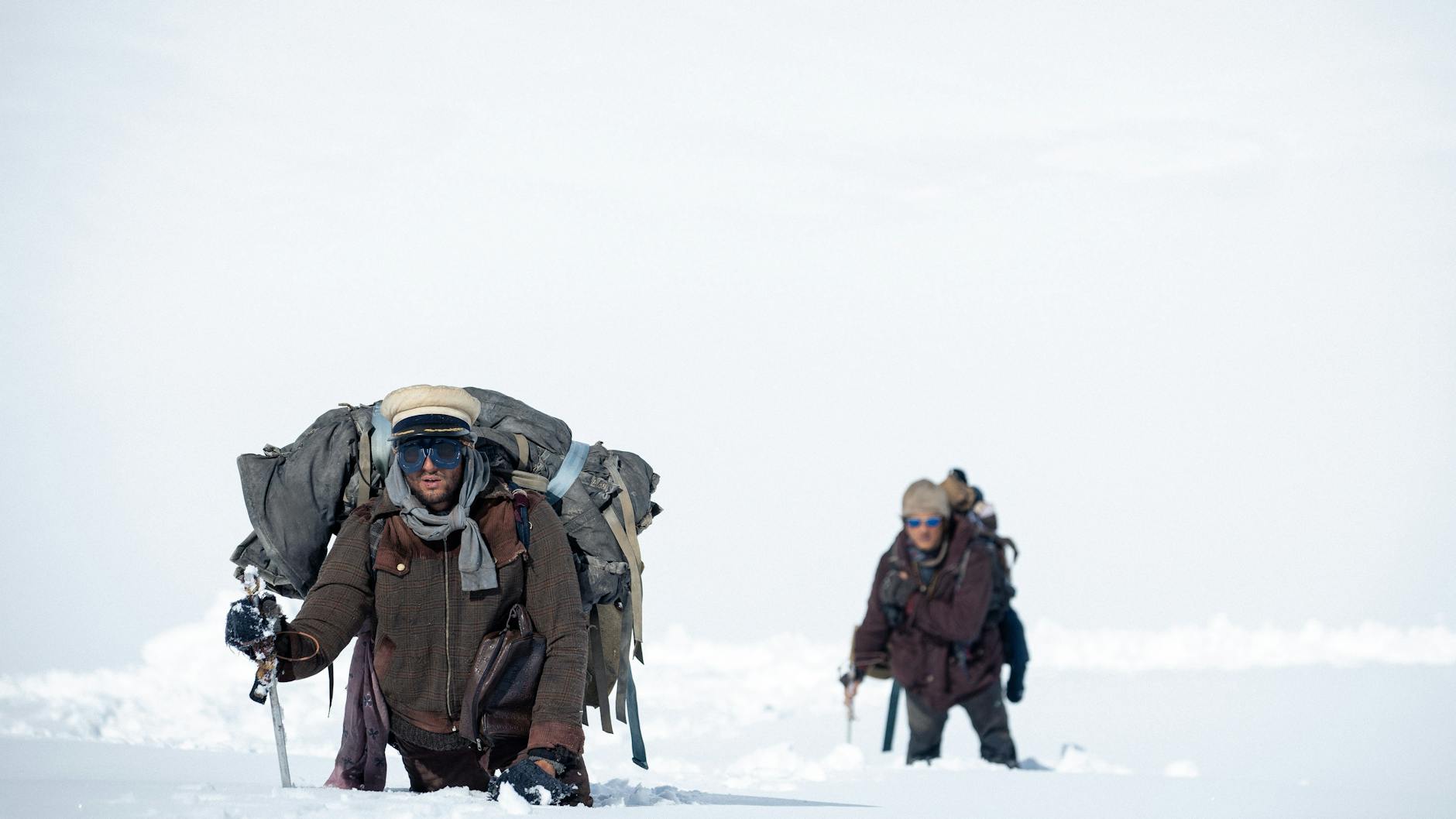 Erst nach 72 Tagen schafften es mehrere Mitglieder der Gruppe, Hilfe zu holen - auch das erzählt der Film „Die Schneegesellschaft“ auf Netflix.