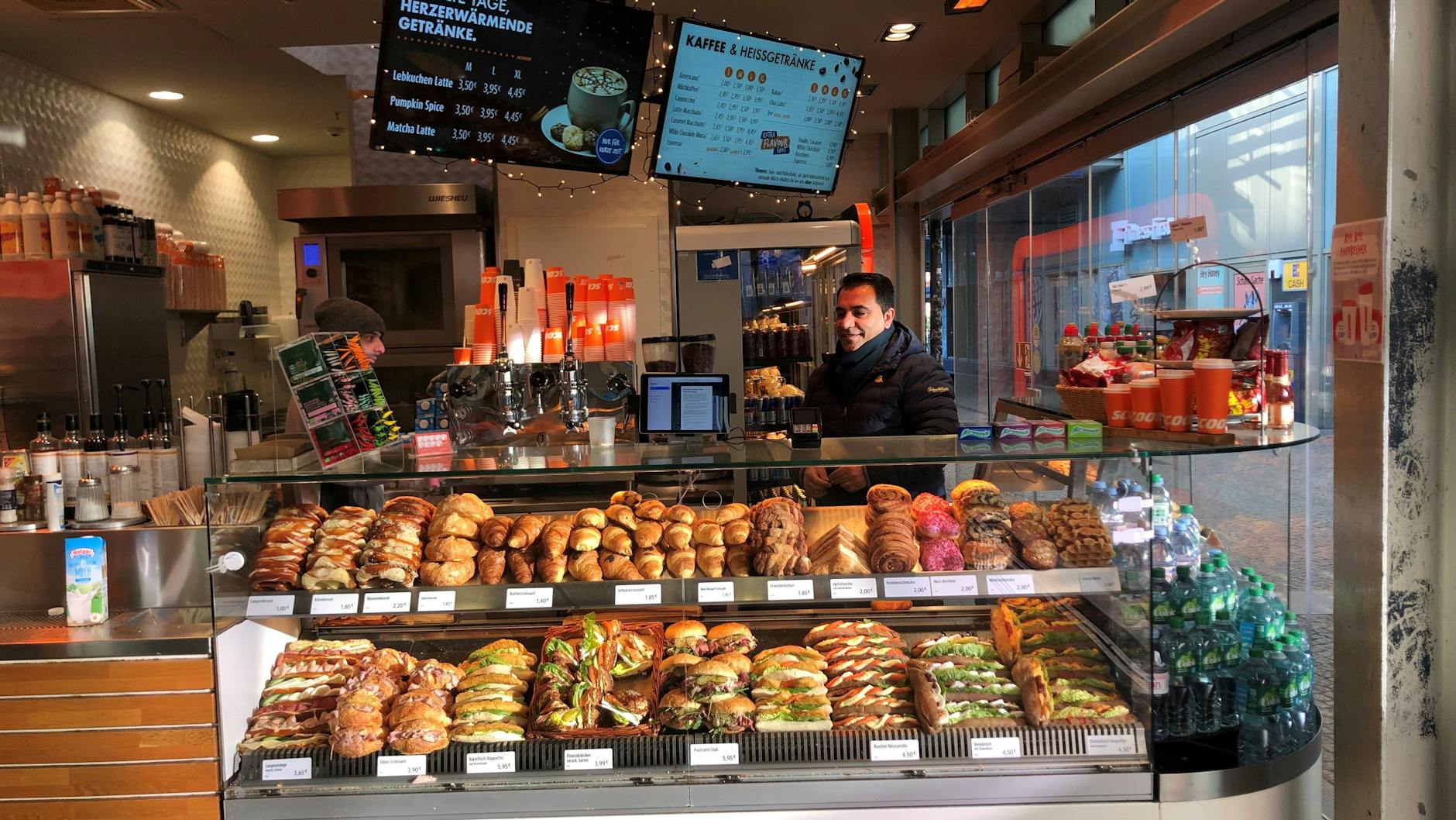 Mehmet wird seine Brötchen nicht los, es kommen viel weniger Kunden als üblich am S-Bahnhof Schönhauser Allee vorbei. 