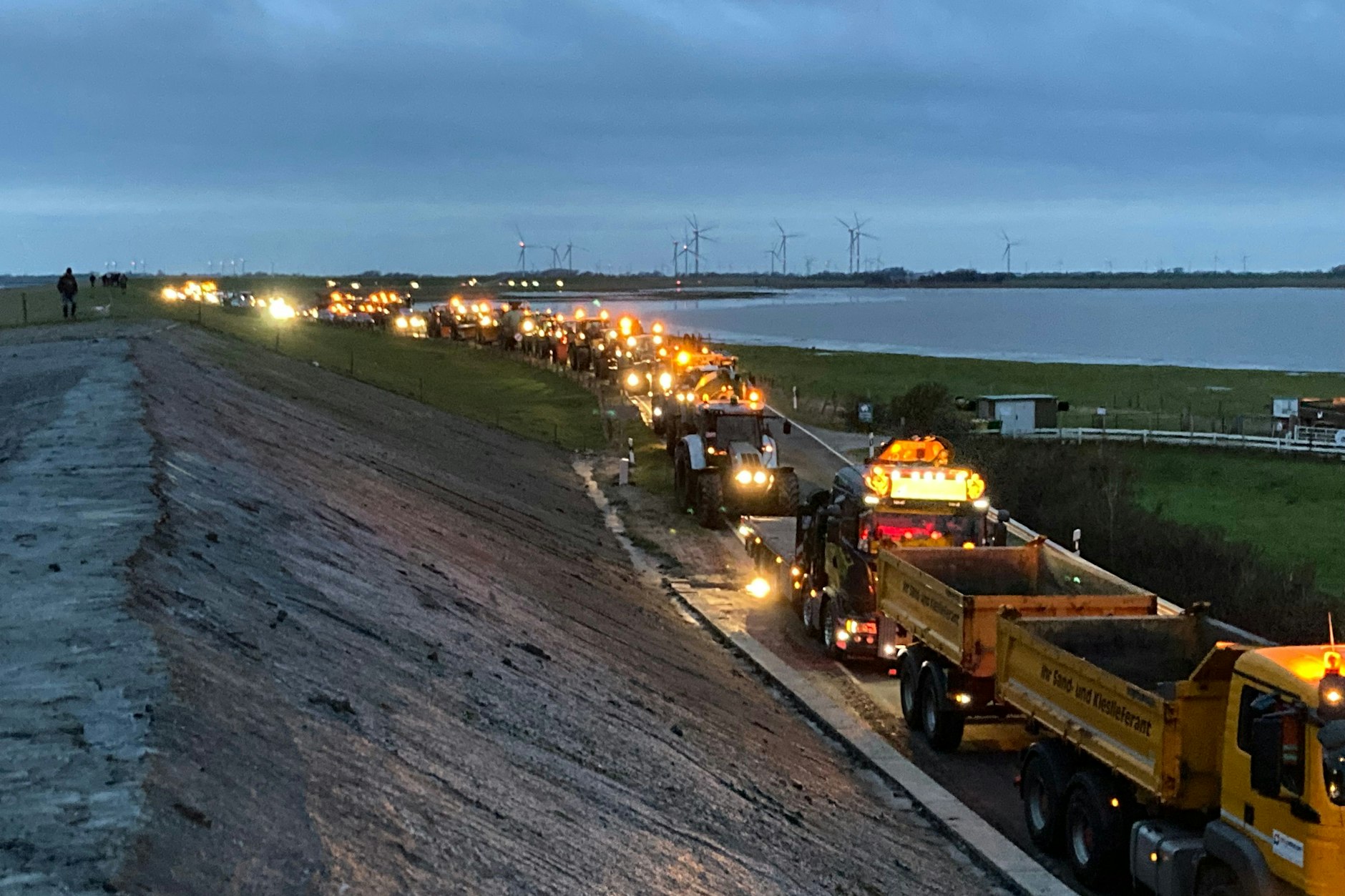 Wütende Bauern hinderten Vizekanzler Robert Habeck (Grünen) in Schlüttsiel in Schleswig-Holstein am Verlassen einer Fähre.