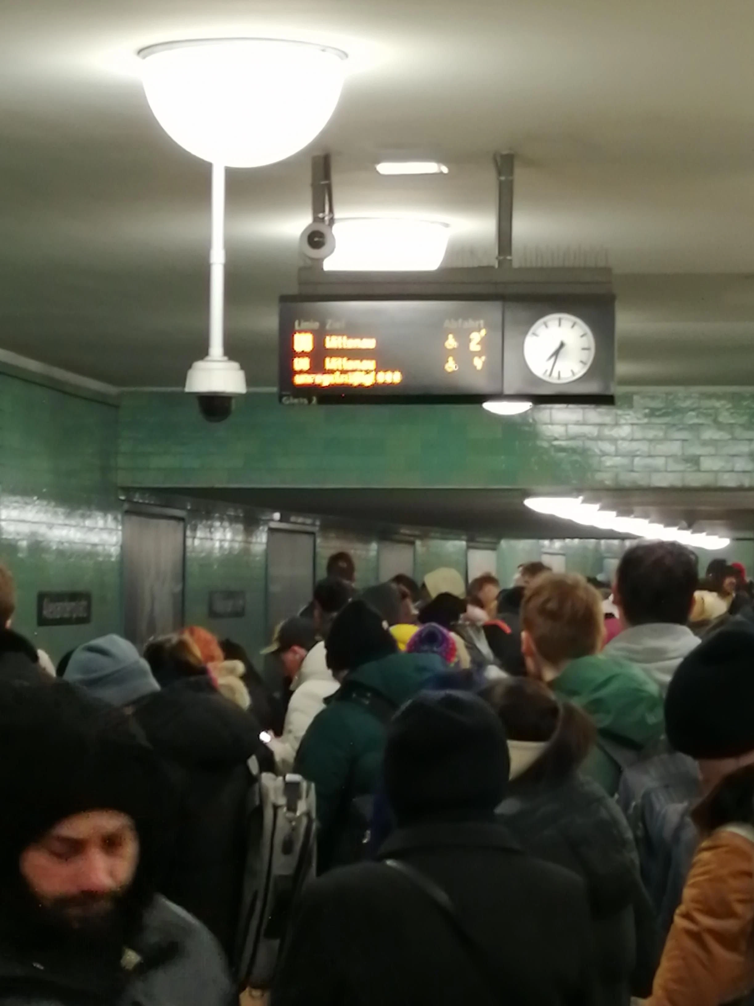 Der Bahnsteig der U8 ist am Mittwochabend voller Menschen.