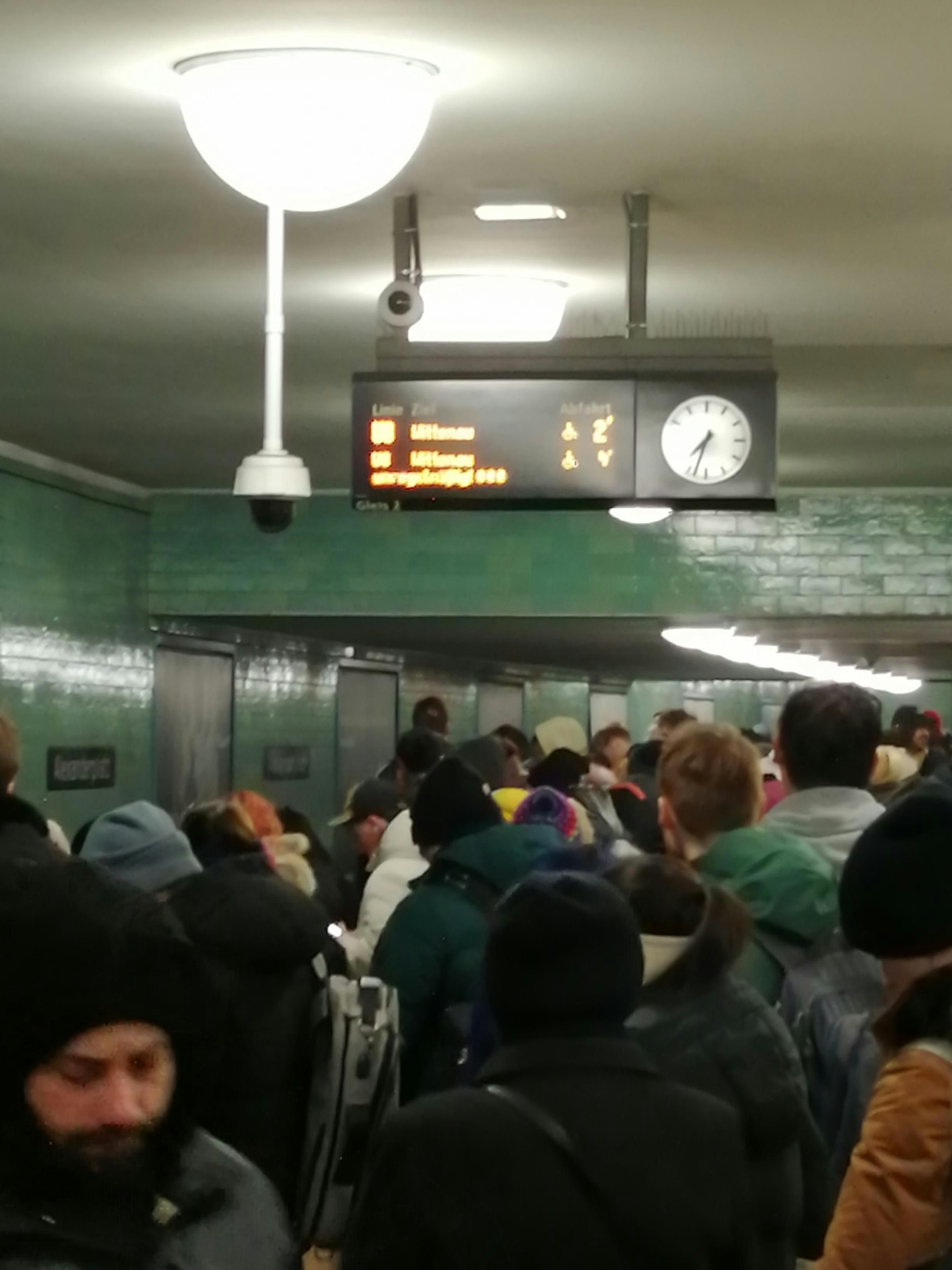 Der Bahnsteig der U8 ist am Mittwochabend voller Menschen.