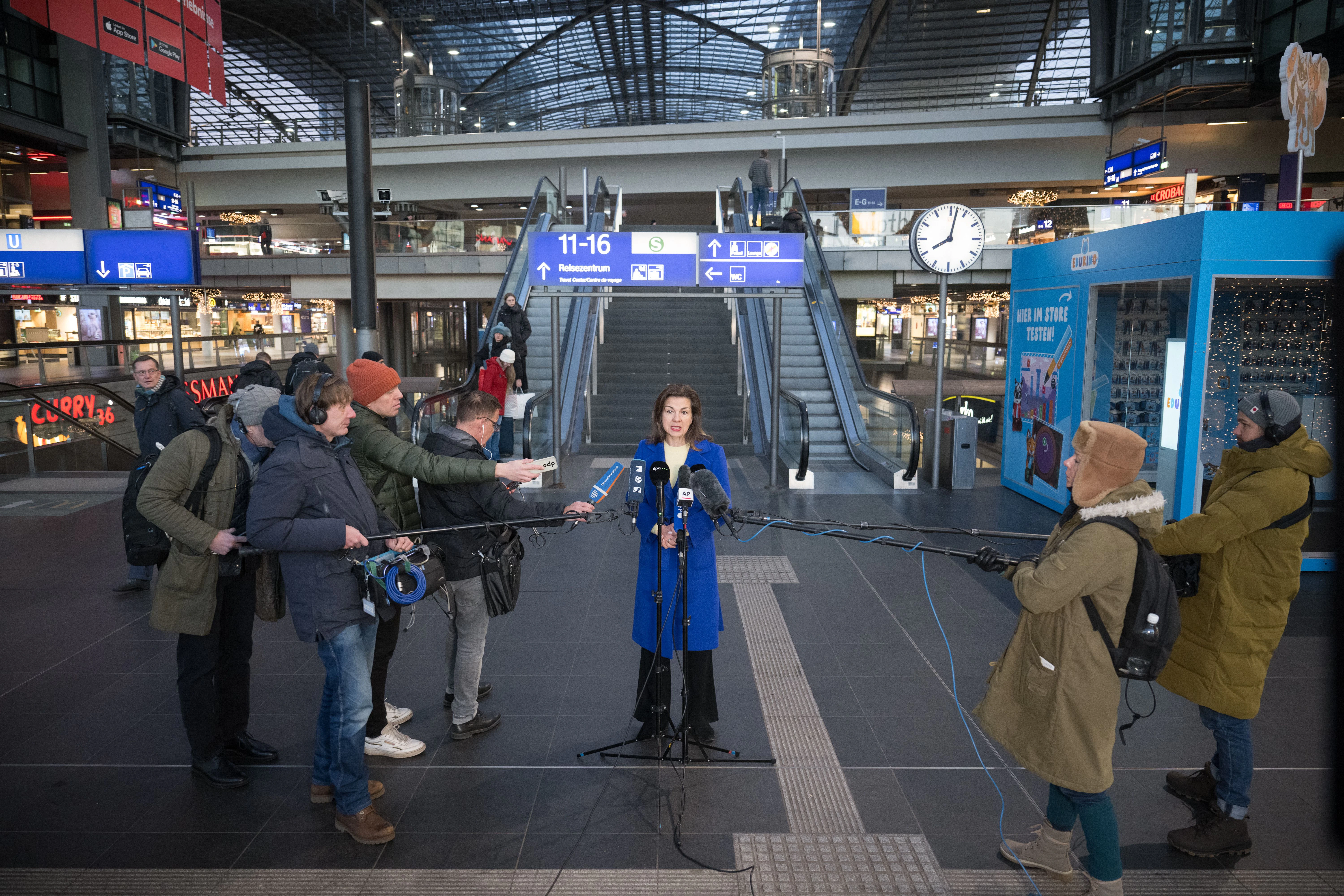 Anja Bröker, Konzernsprecherin der Deutschen Bahn, gibt am Hauptbahnhof in Berlin ein Statement. 