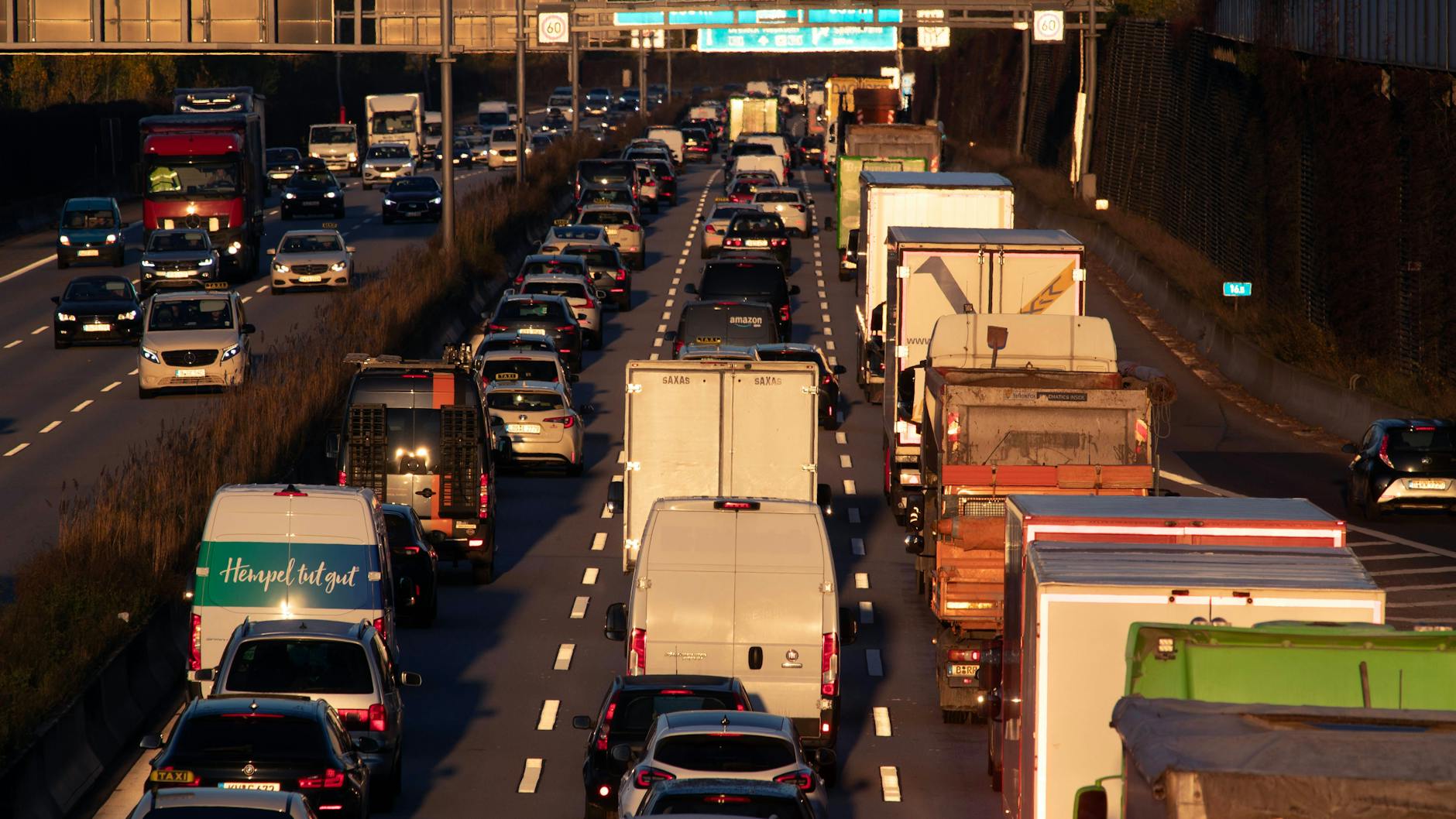 Stau auf der A113 stadteinwärts im November, Alltag in Berlin.