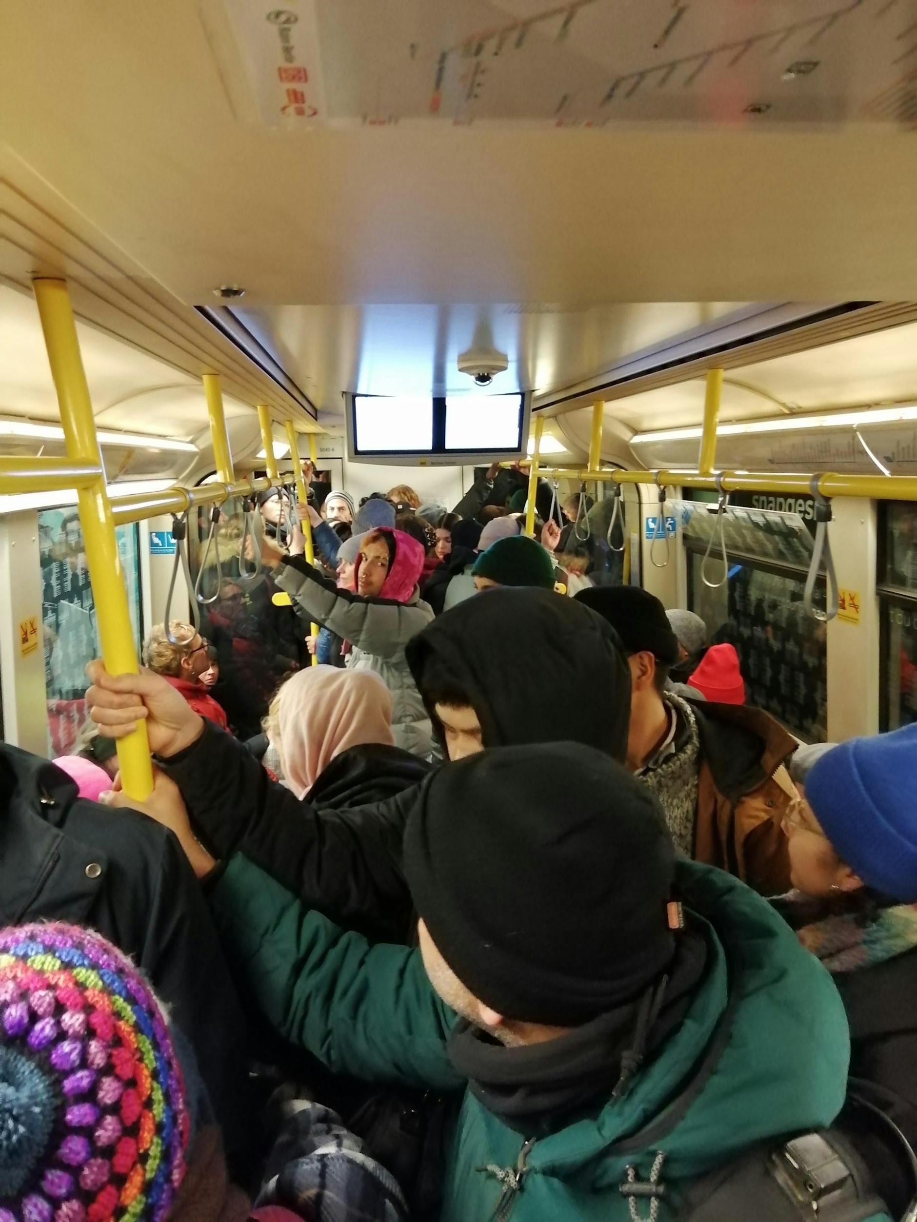 In der U8 ist es im Moment sehr voll.