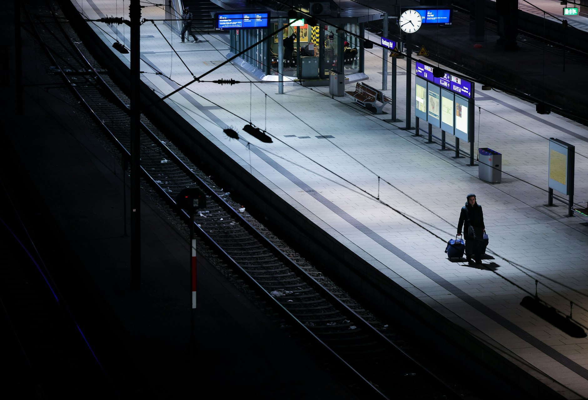 Hamburg: Nahezu menschenleer sind die Bahnsteige im Hauptbahnhof.