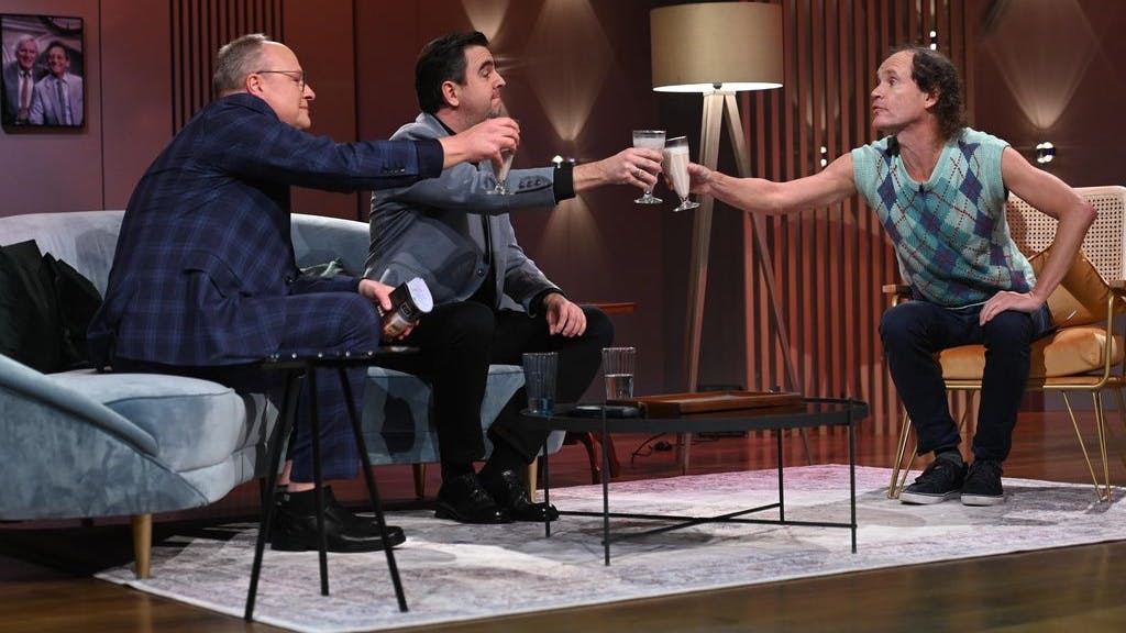In der ZDF-Neufassung von „Wiedersehen macht Freude“ stoßen Oliver Welke, Bastian Pastewka und Olaf Schubert mit dem Haps-Flip an.
