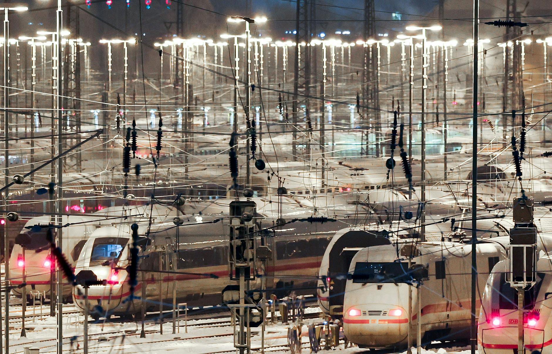 Hamburg: Zahlreiche ICE Züge der Deutschen Bahn stehen auf den Gleisen im DB Fernverkehr Werk Hamburg-Langenfelde/Stellingen.