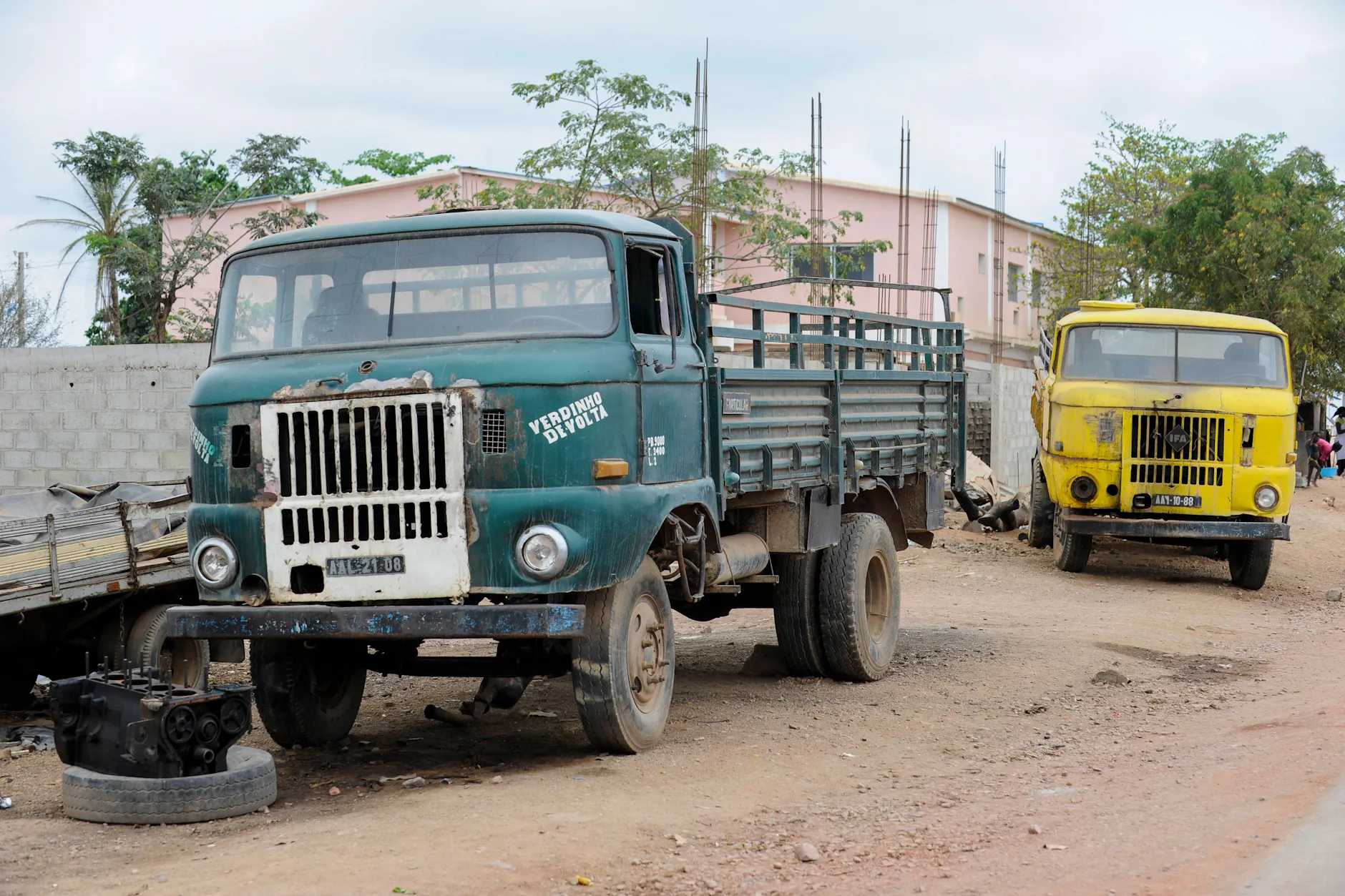 Fast 13.000 Lastwagen W50 lieferte die DDR nach Angola, manche rollen noch heute. Hier zwei Exemplare im Jahr 2020 in der Stadt Calulu.