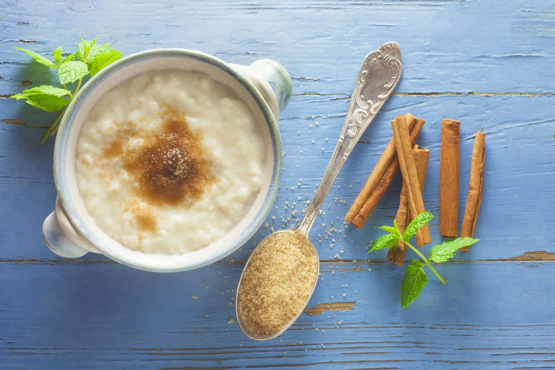 Wärmt an warmen Tagen und erinnert an Kindheitstage: Milchreis mit Zimt und Zucker ist nicht ohne Grund ein Klassiker.