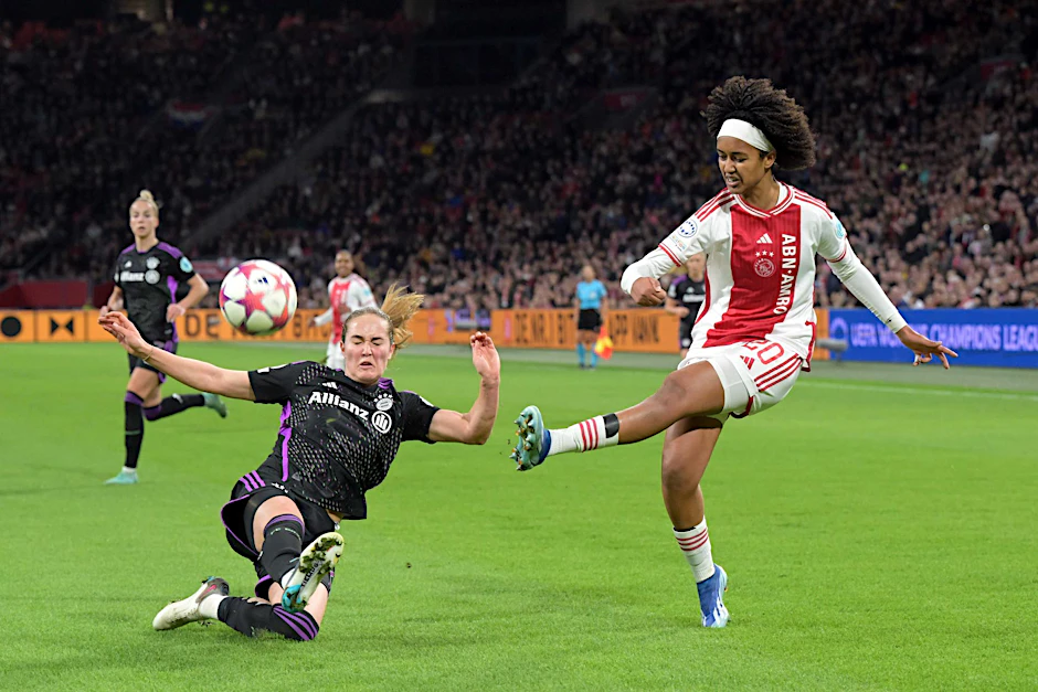 Bayern-Spielerin Sydney Lohmann (l) im Zweikampf mit Lily Yohannes.  