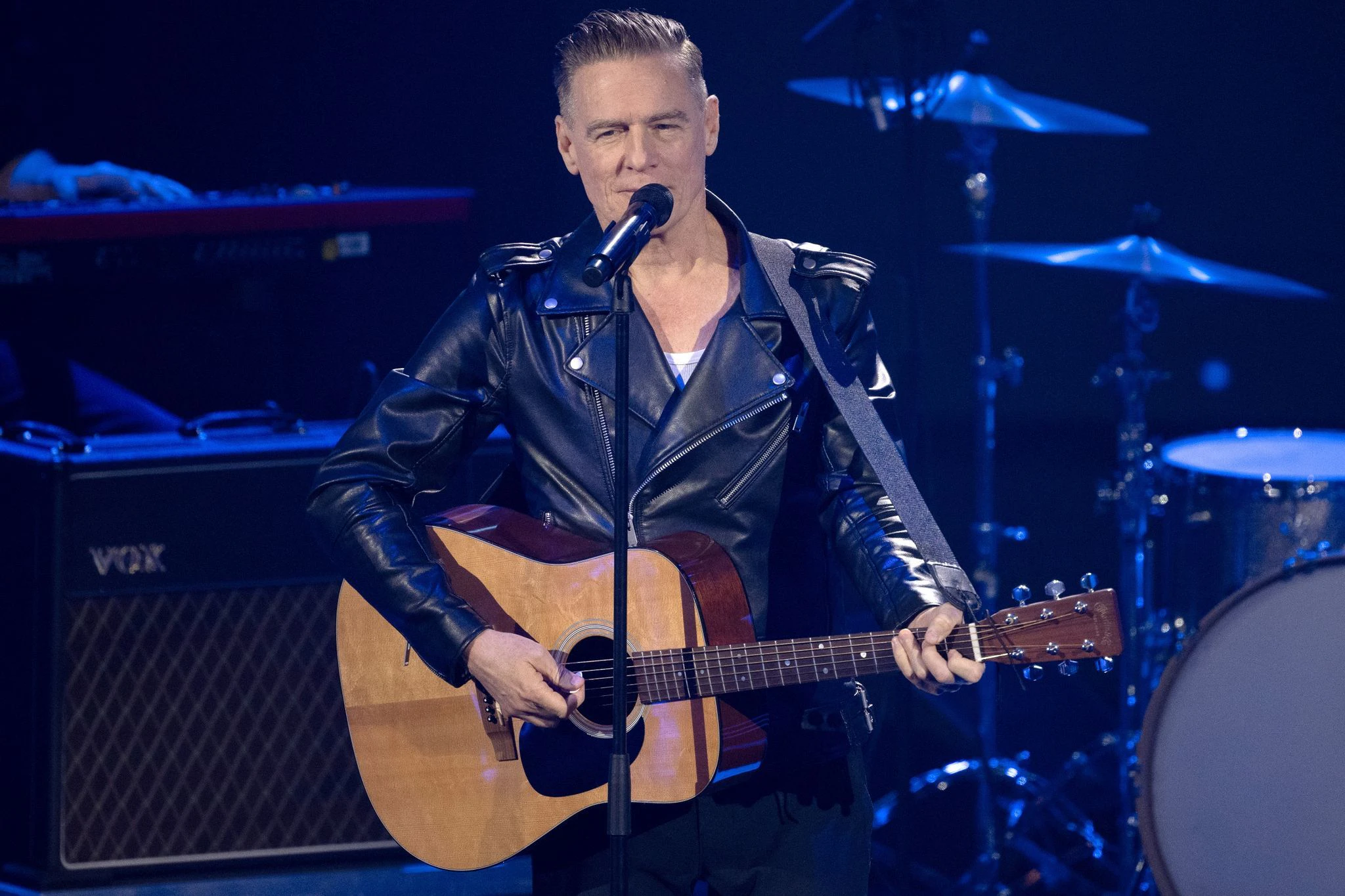 ARCHIV - Bryan Adams lässt sich auf der Bühne durchaus mal ablenken.  