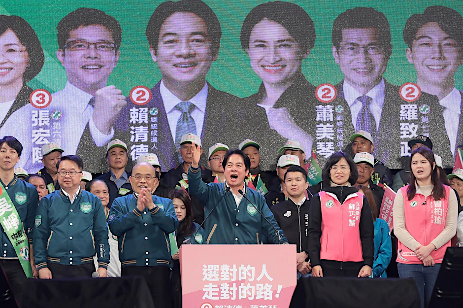 Der Präsidentschaftskandidat der taiwanischen Regierungspartei, William Lai (M), wirft Peking Einmischung in den laufenden Wahlkampf vor.  