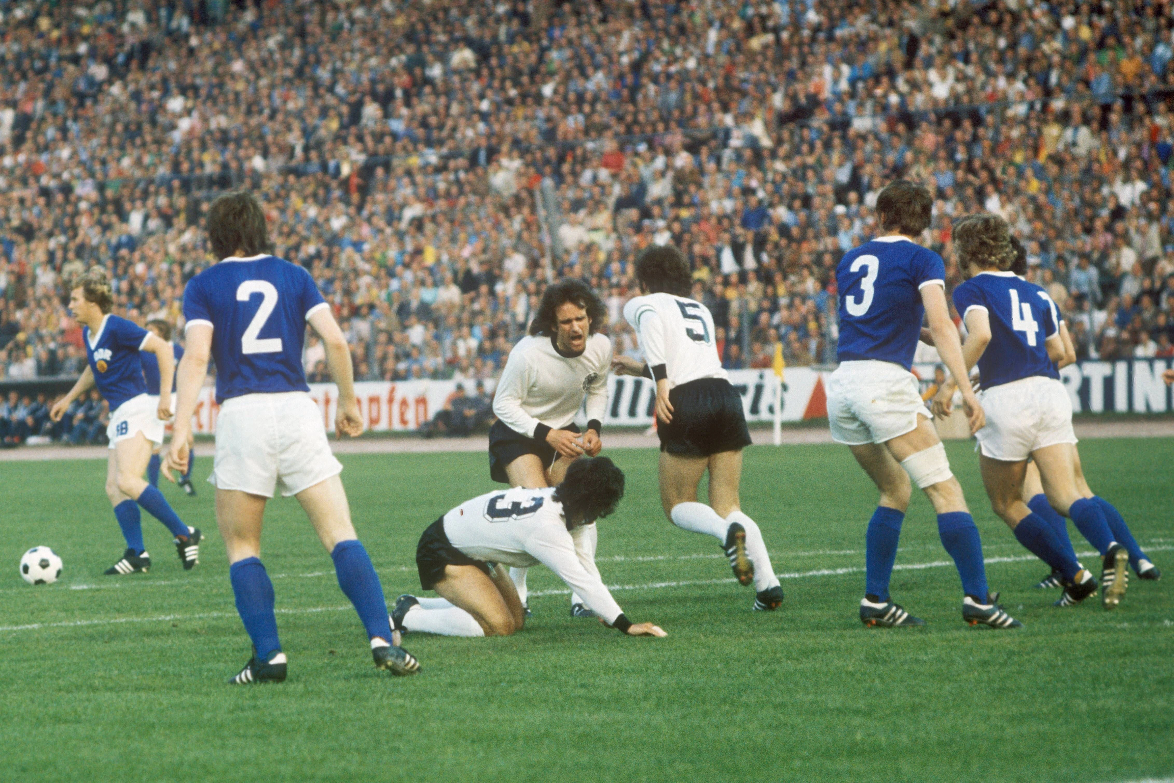 Konrad Weise spielte 1974 im blauen Trikot mit der Nummer 4 gegen die BRD-Auswahl. Beckenbauer trug das weiße Trikot mit der 5.