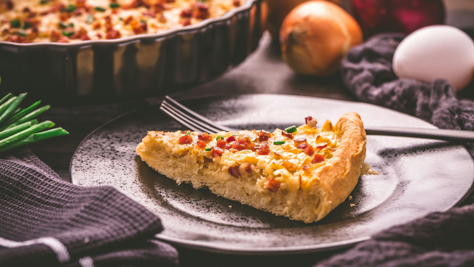 Einfach lecker! Ein Stück Flammkuchen passt perfekt zum Abendbrot - am besten in der Low-Carb-Variante nach diesem Rezept.