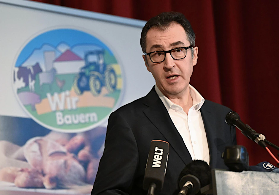Bundesagrarminister Cem Özdemir bei der Kundgebung in Ellwangen.  