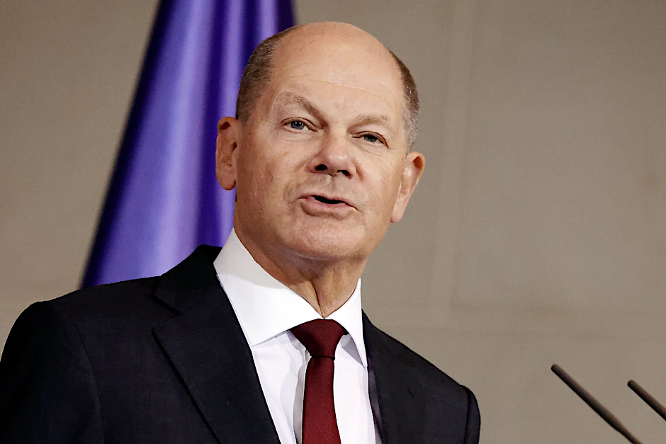 Bundeskanzler Olaf Scholz spricht während einer Pressekonferenz.  
