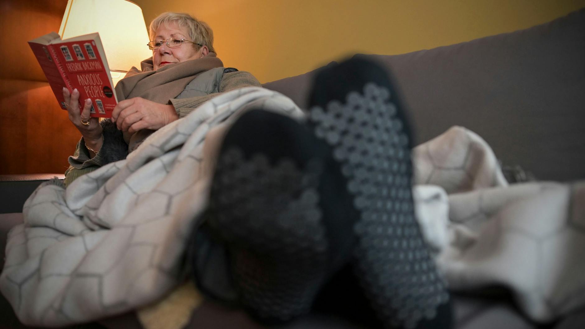 Dick eingemummelt liegt Karin Kushy auf dem Sofa. Eine Woche lang war die Heizung ausgefallen. 