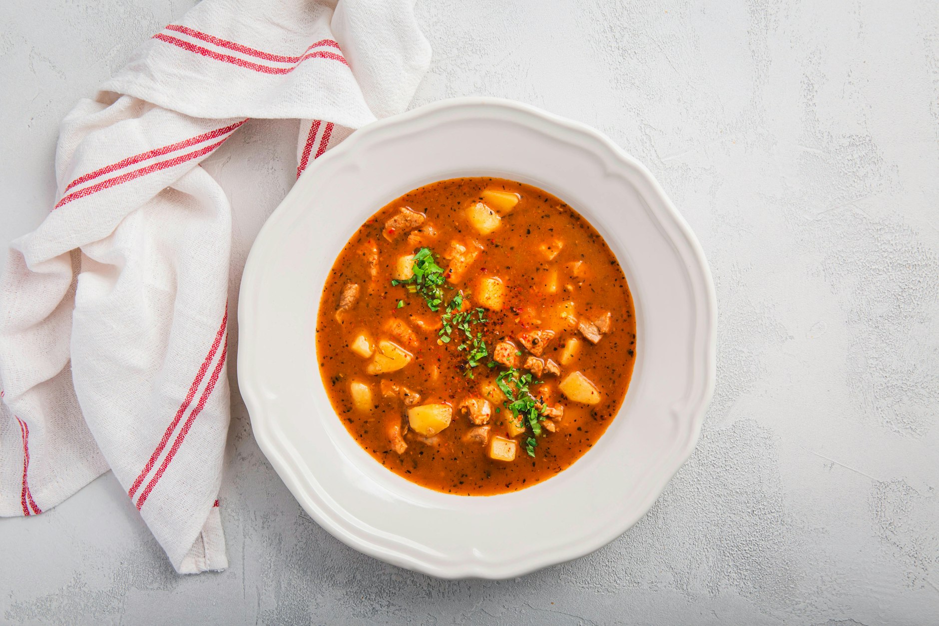 Das Rezept für Gulaschsuppe ist simpel, aber super lecker.