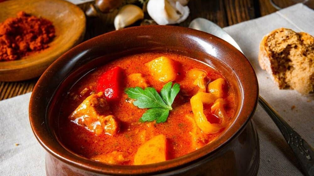 Probieren Sie das Rezept für Gulaschsuppe gleich mal aus.