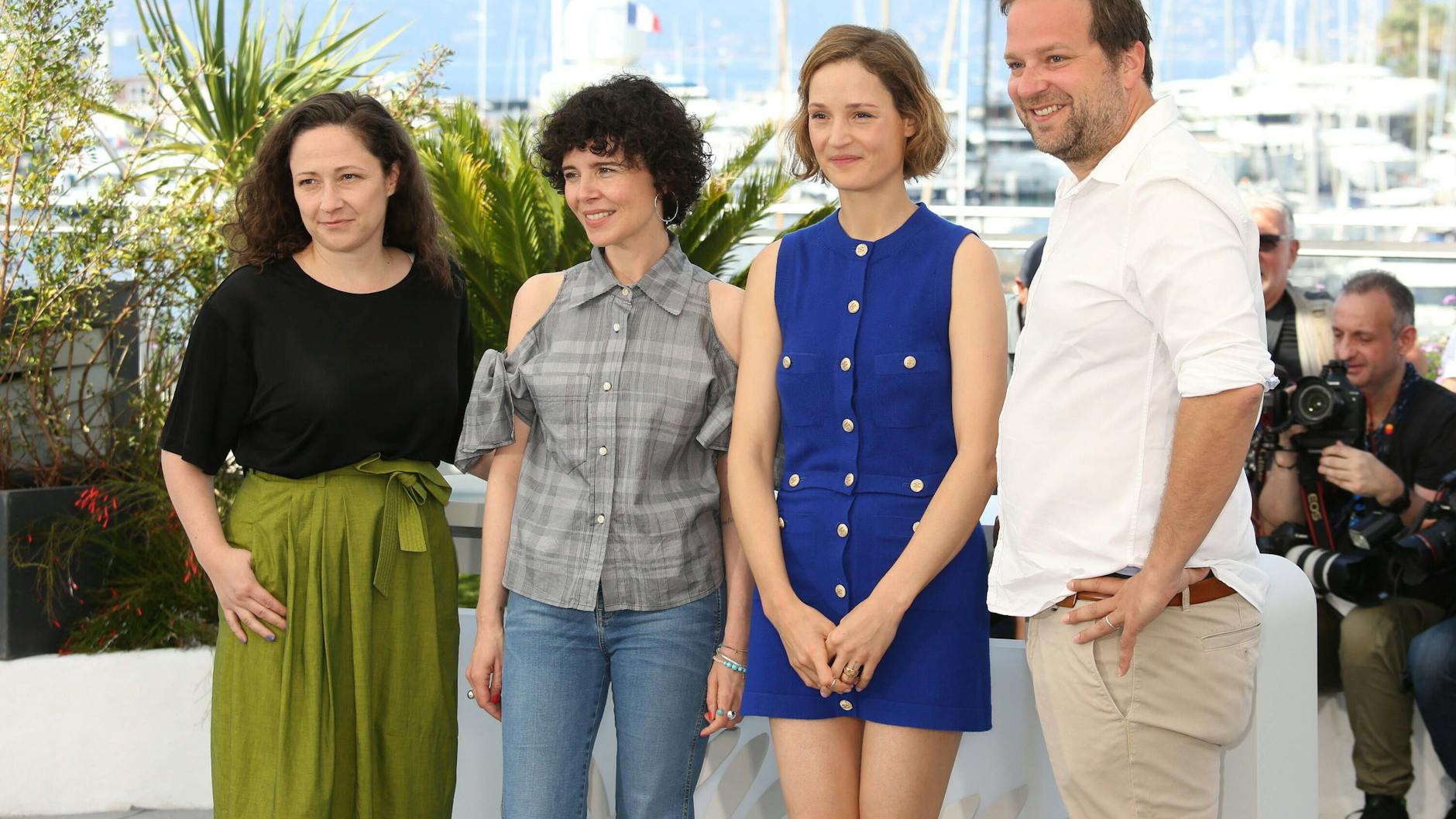 Vicky Krieps (2. v.r.) mimt in „Corsage“ die Elisabeth, hier ist sie mit Regisseurin Marie Kreutzer (2. v.l.) und den Produzenten auf dem Filmfestival in Cannes.