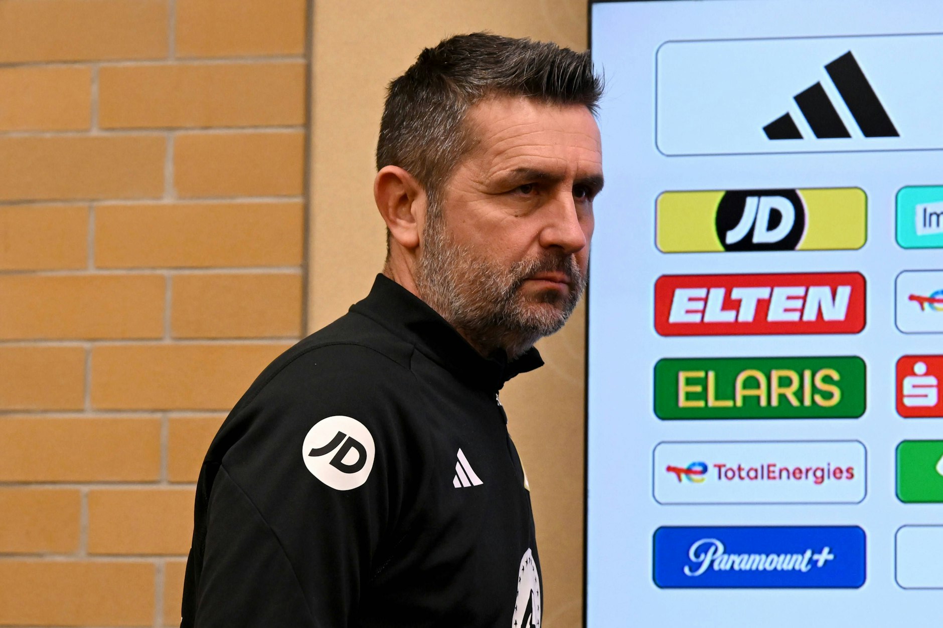 Unions Trainer Nenad Bjelica betritt den Pressekonferenzraum und sagt nicht viel ...