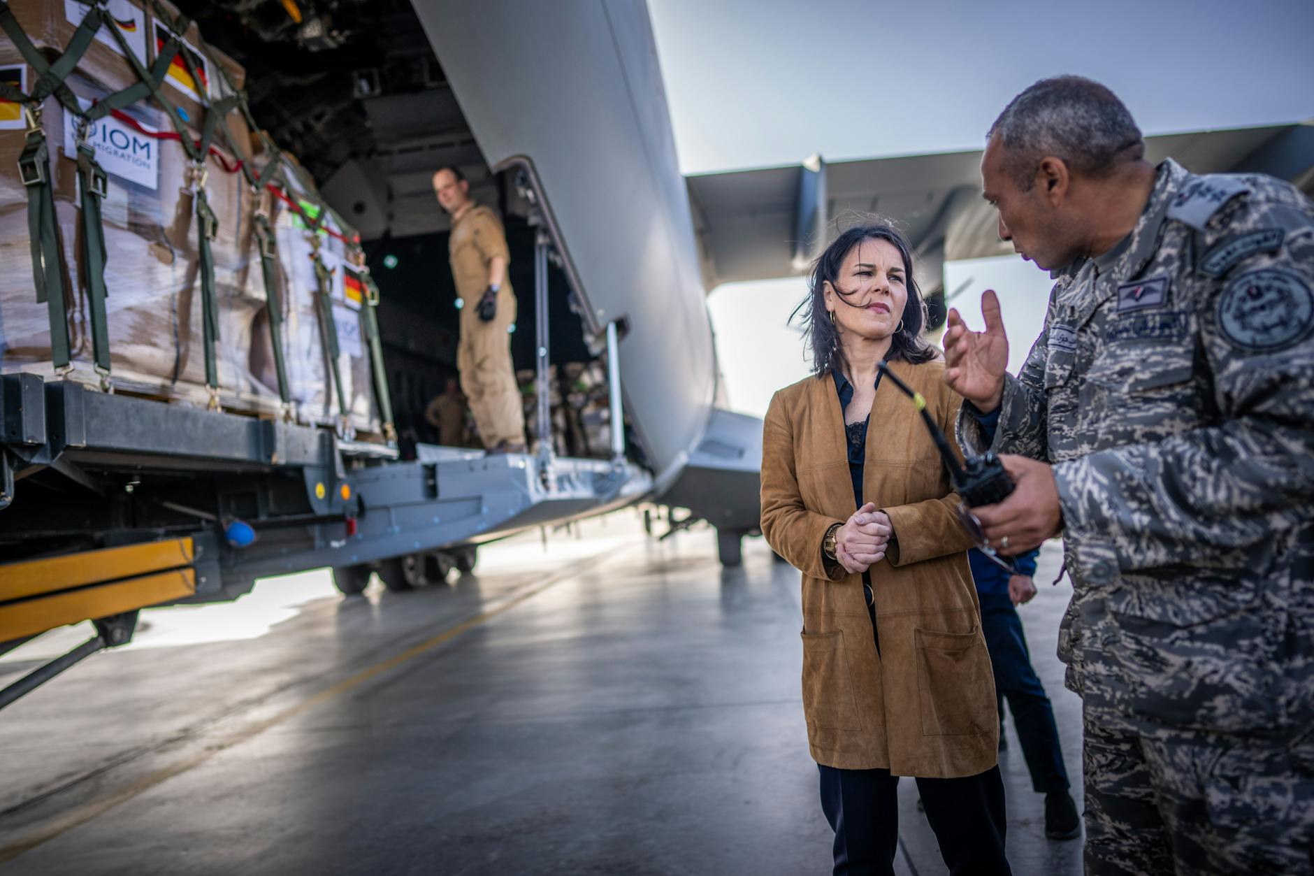 Annalena Baerbock (Partito dei Verdi) si trova di fronte a un aereo da trasporto A400M dell'aeronautica tedesca che trasporta aiuti a Gaza.