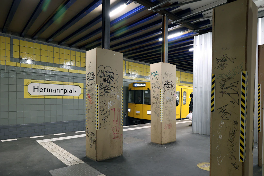 Neukölln: Zwei Taschendiebe am Bahnhof Hermannplatz festgenommen
