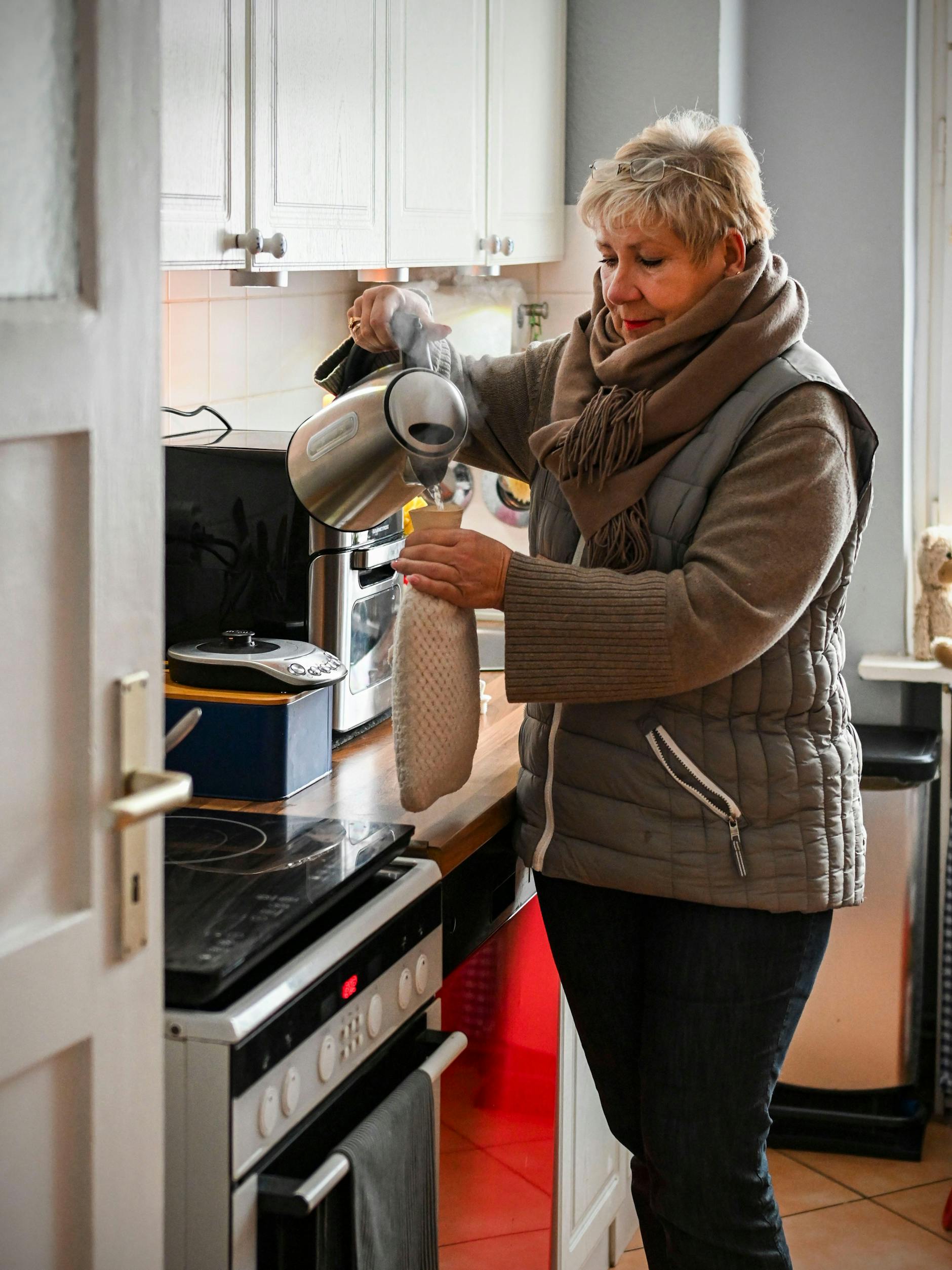 Karin Kushy macht sich eine Wärmflasche. Sonst ist die Kälte in der Wohnung kaum zu ertragen. 
