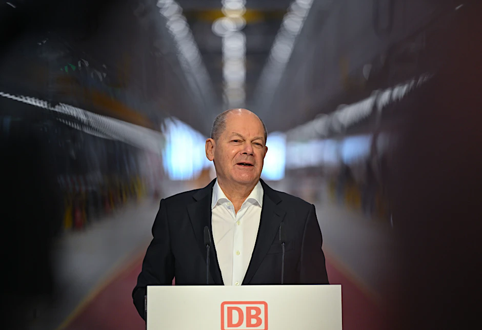 Bundeskanzler Olaf Scholz (SPD) spricht am Donnerstag zur Eröffnung des DB-Instandhaltungswerks für ICE-4-Züge. Vor der Halle demonstrierten aufgebrachte Landwirte.