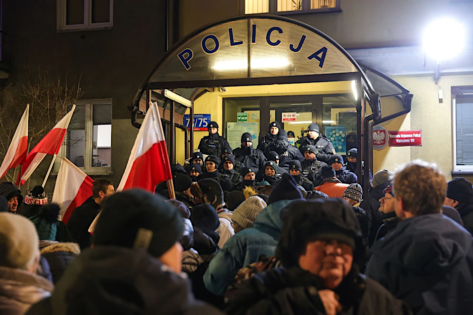 dpatopbilder - Anhänger der Partei Recht und Gerechtigkeit (PiS) protestieren gegen die Festnahme der beiden Abgeordneten.  