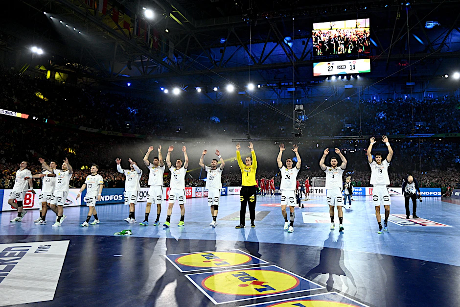 Die deutschen Handballer ließen sich von den mehr als 50.000 Fans im Düsseldorfer Stadion für ihren eindrucksvollen Start in die Heim-EM gegen die Schweiz feiern.