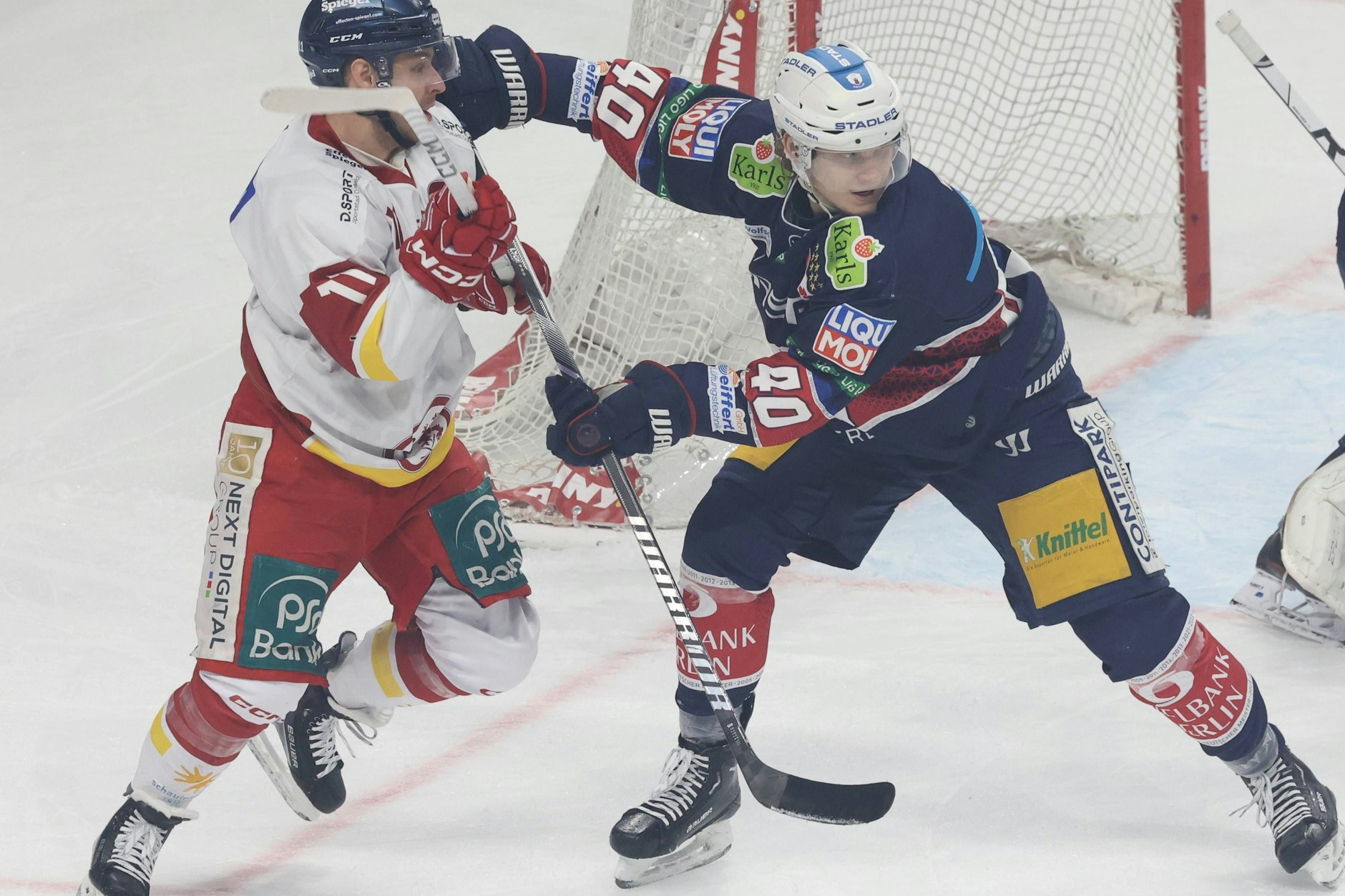 Eisbär Korbinian Geibel (r.), weiß, wie er die Gegner, wie hier Düsseldorfs Kevin Clark, bearbeiten muss.