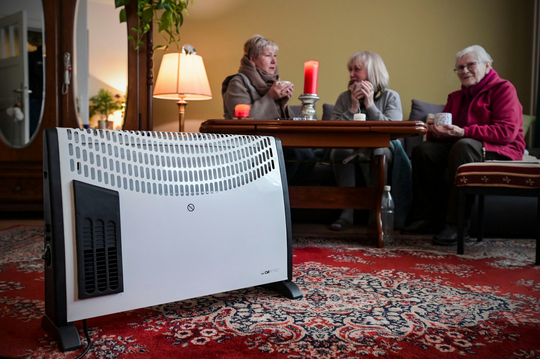 Berlin, Grellstraße 45: Tagelang sind die Mieter ohne warmes Wasser und ohne funktionierende Heizung: (von links nach rechts) Karin Kushy, Edda Radke und Edith Richter.