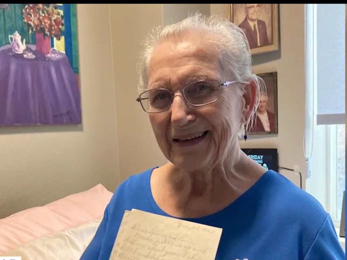 Grace Salazar mit dem Brief an ihre Eltern, der 80 Jahre unterwegs war. Ihre Schwester Jeannette George erzählte die Geschichte dem Sender WIFR-TV.