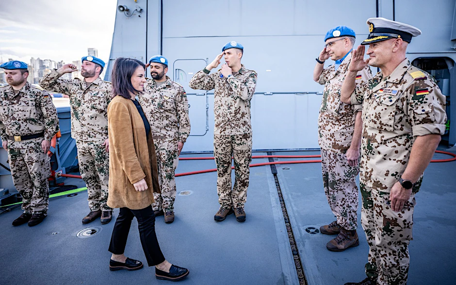 dpatopbilder - Außenministerin Annalena Baerbock besucht die Fregatte «Baden-Württemberg» im Hafen von Beirut.  
