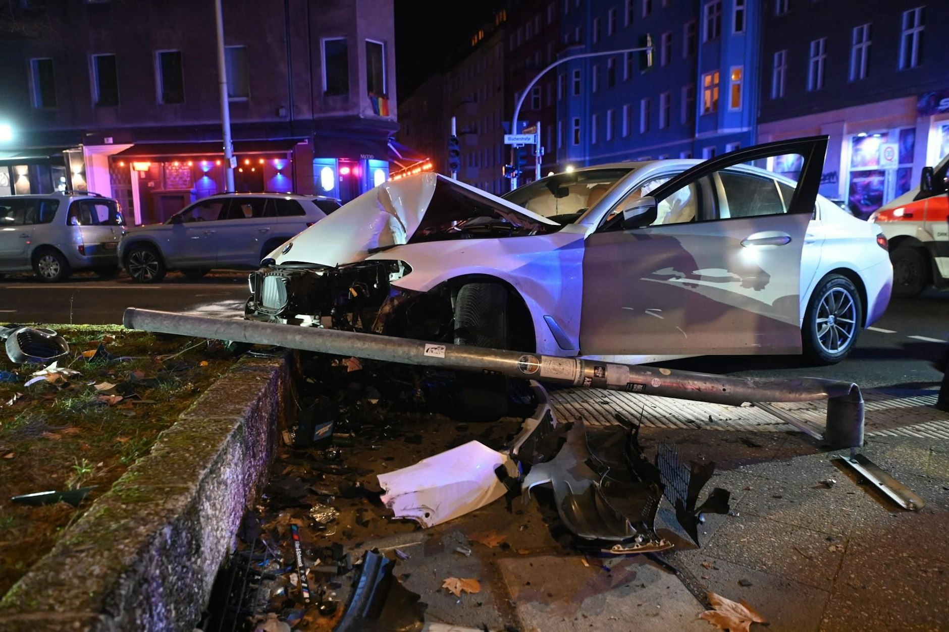 In Kreuzberg kam es in der Nacht zu einem schweren Kreuzungscrash.