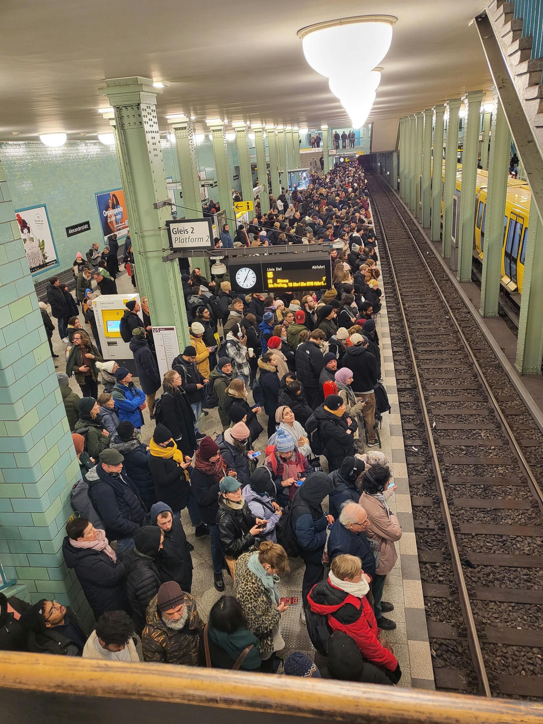 Der Bahnsteig am Alexanderplatz, an dem die U5 abfährt, ist voller als sonst. Vermutlich sind Züge ausgefallen.