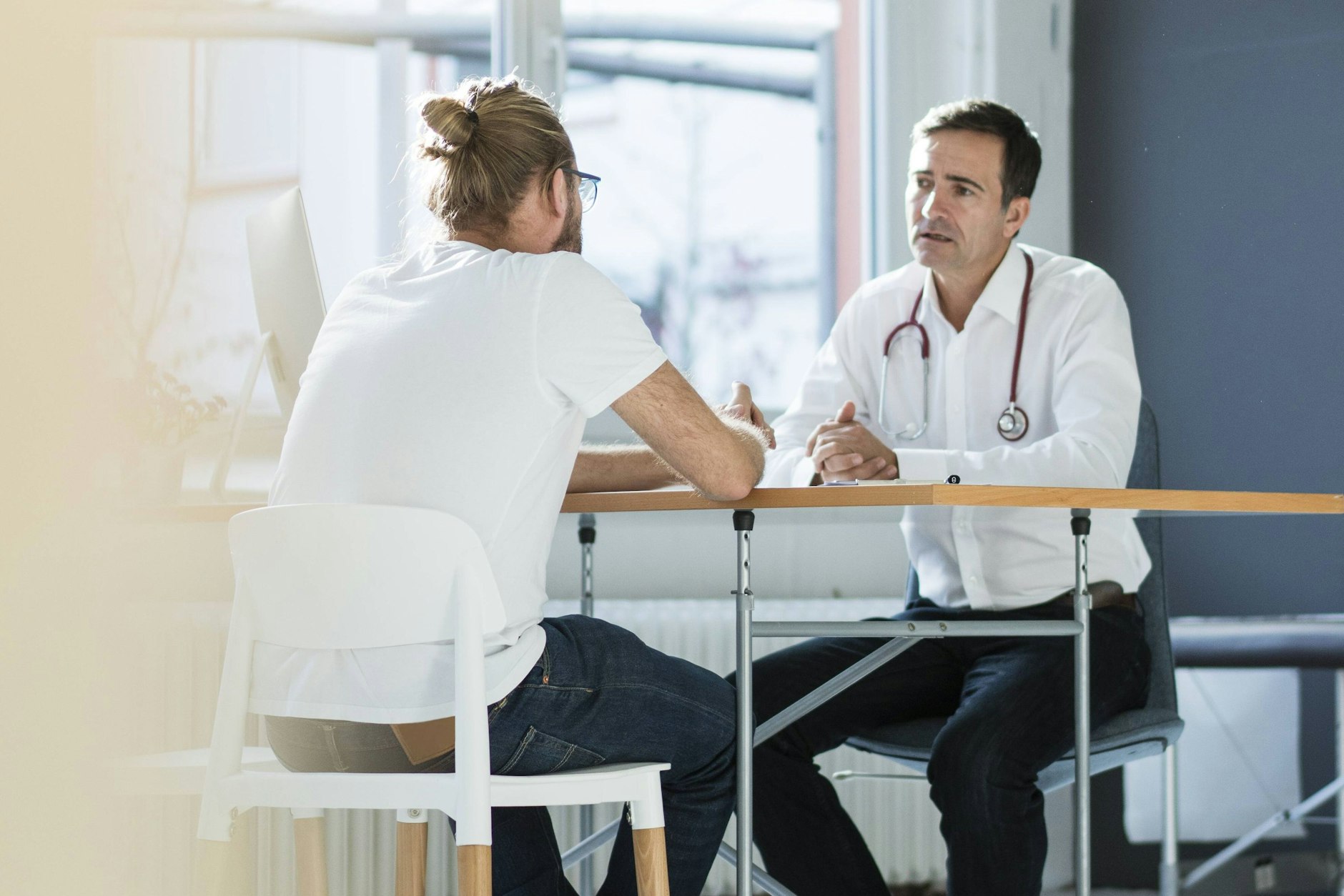 Ein Hausarzt im Gespräch mit einem Patienten: Psychische Erkrankungen führen zu langen Fehlzeiten.