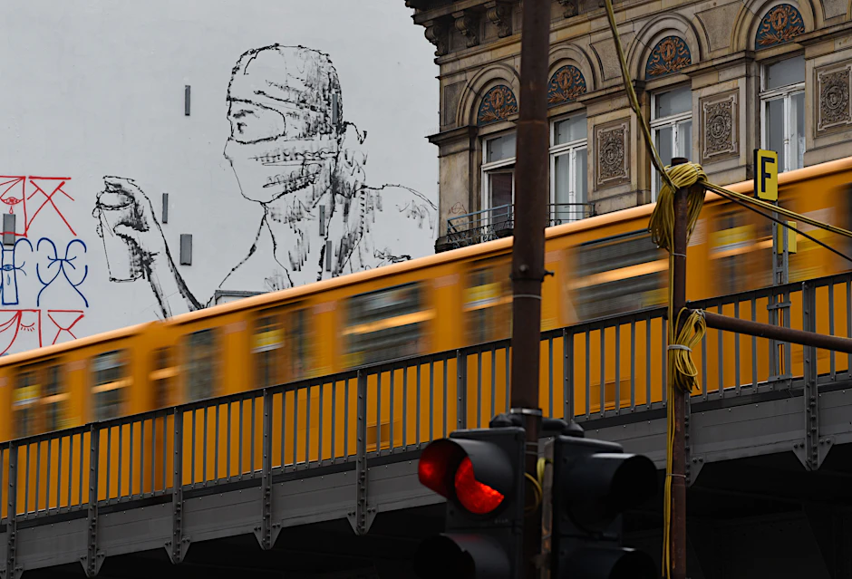 In Berlin gab es mehrere Durchsuchungen gegen eine Graffiti-Gruppe mit dem Schriftzug „Saftboys“.
