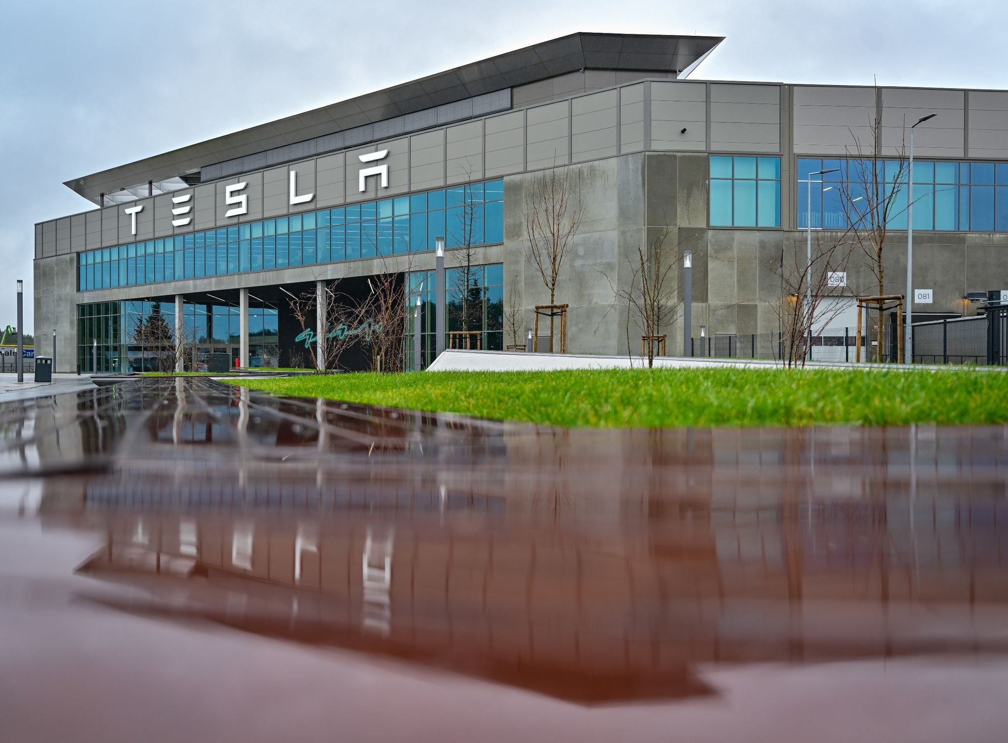 Schock in Grünheide: Tesla muss Produktion für zwei Wochen stoppen!