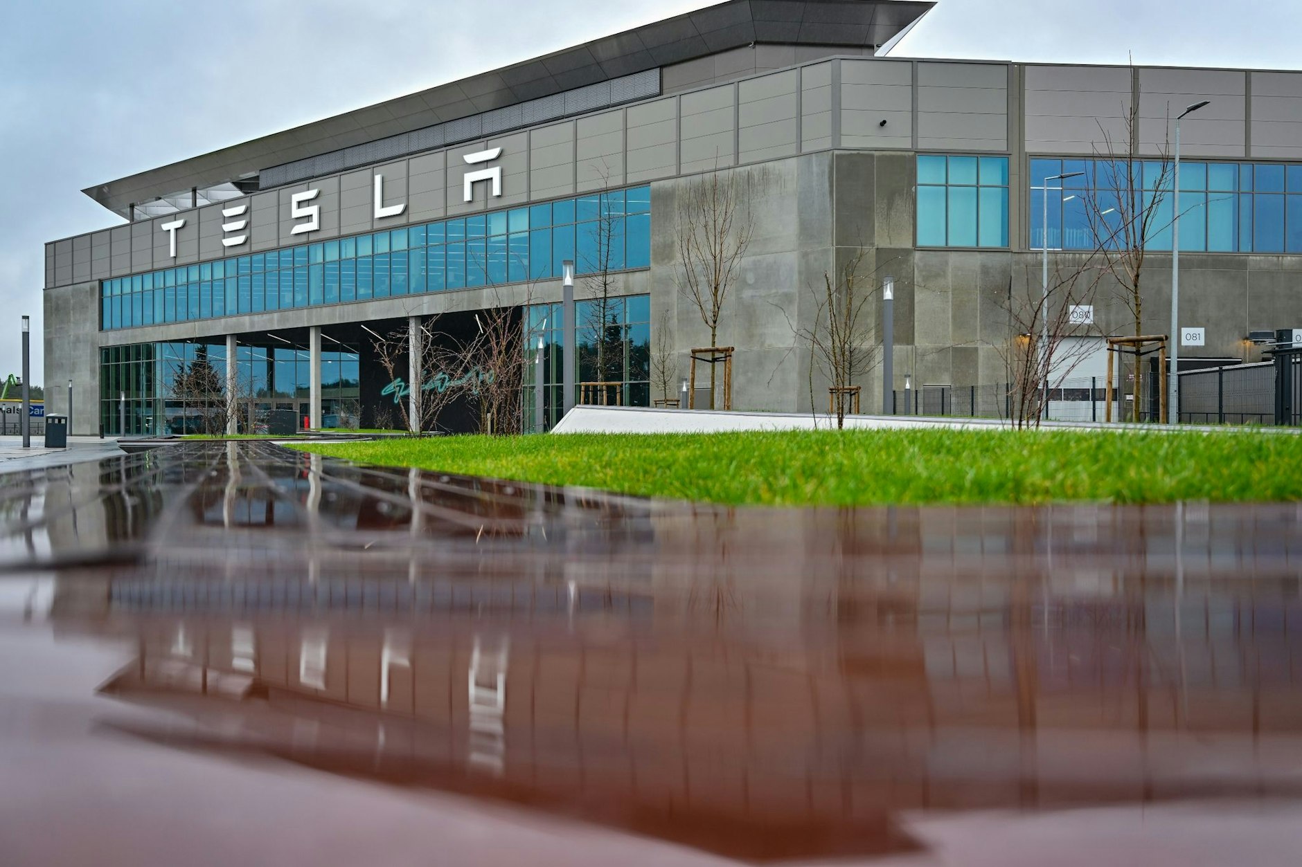 Schock bei Tesla: In der Gigafactory in Grünheide bei Berlin stehen die Bänder für mindestens zwei Wochen still.