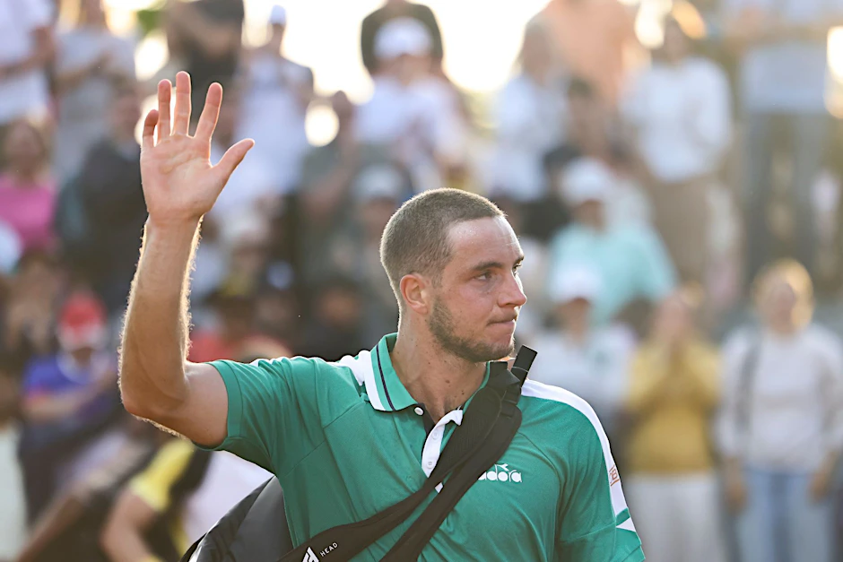 ARCHIV - Jan-Lennard Struff winkt nach einer Partie ins Publikum.  