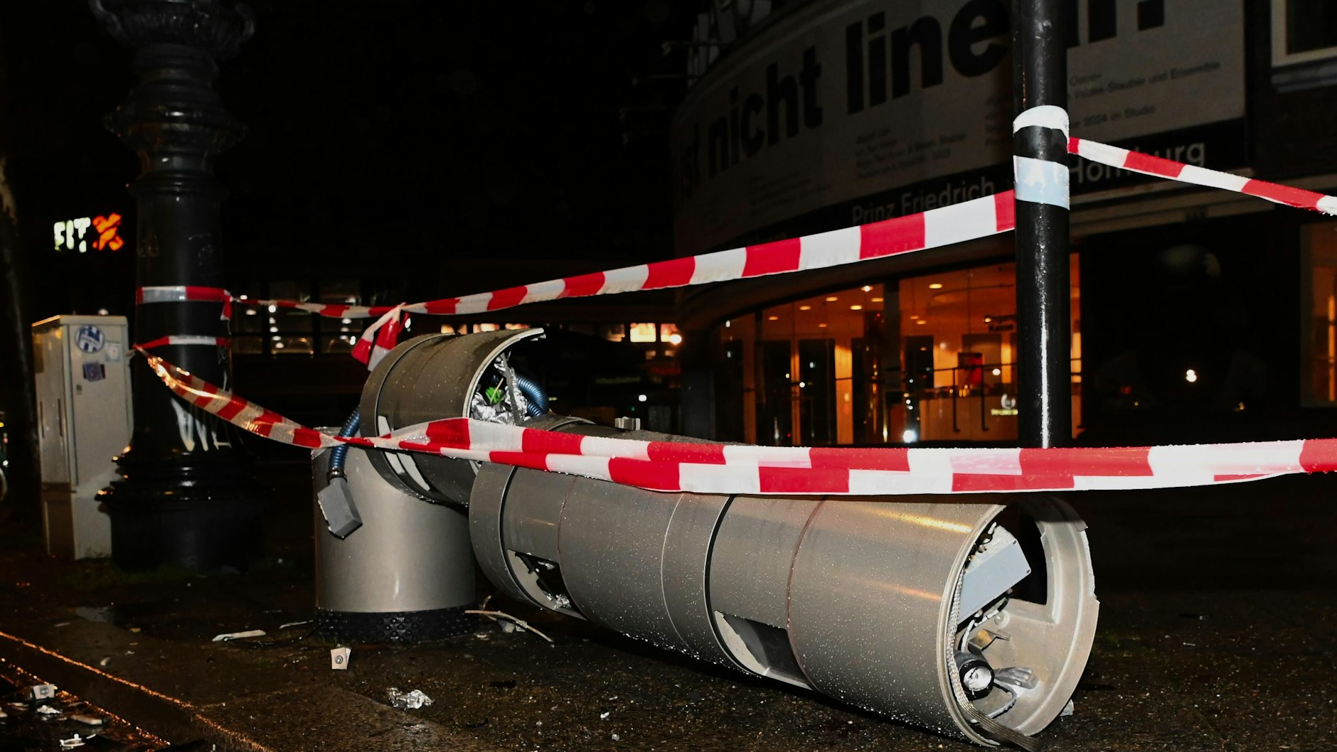 Am Kurfürstendamm wurde im Dezember 2023 eine Blitzersäule zerstört, mutmaßlich mit einem Sprengsatz.