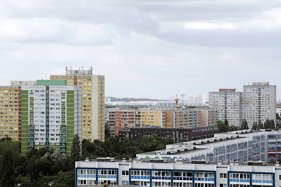 Lichtenberg: Unbekannte werfen Gegenstände aus Hochhaus und treffen fast ein Mädchen. 