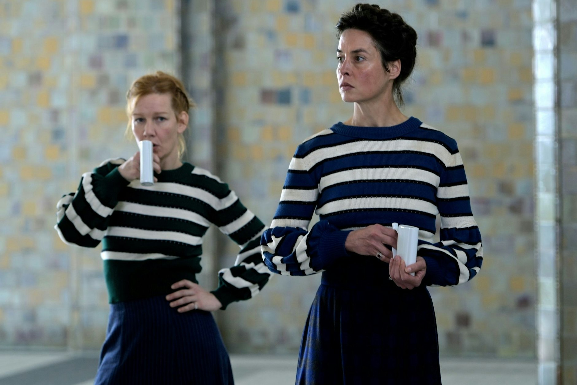 Sandra Hüller als Hofdame und Susanne Wolff als Kaiserin Elisabeth in „Sisi & Ich“.