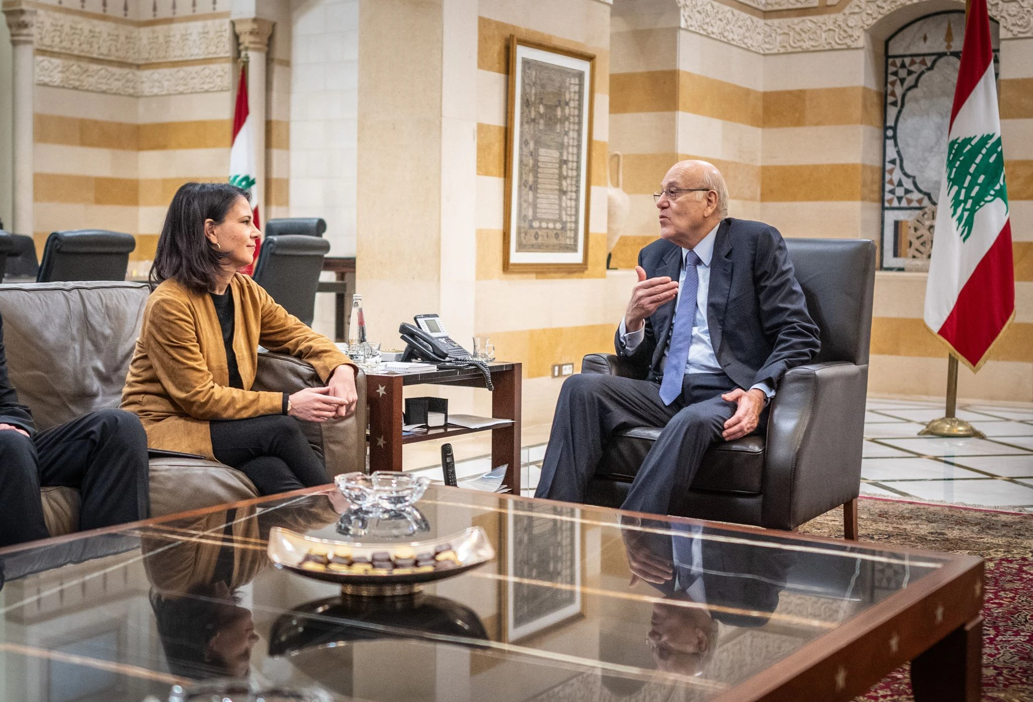 Außenministerin Annalena Baerbock führt ein Gespräch mit dem libanesischen Ministerpräsidenten Nadschib Mikati in Beirut.  