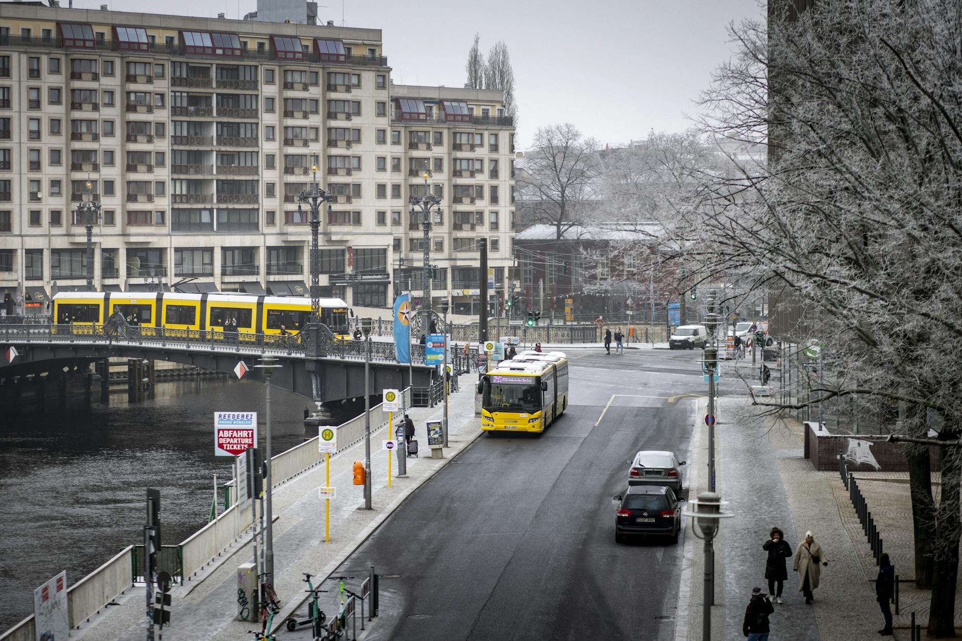 Frost in Berlin. Am Donnerstagmorgen sind in der Hauptstadt sogar die Bäume gefroren.