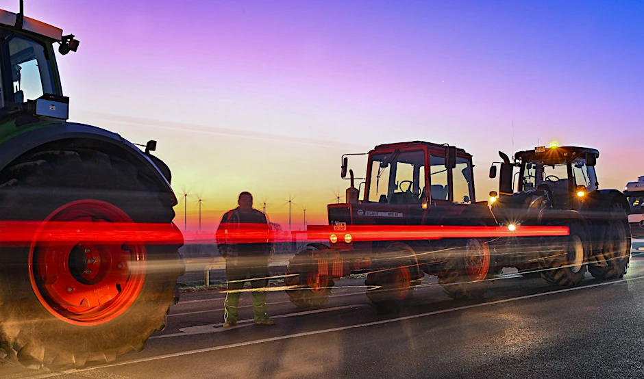 dpatopbilder - Landwirte blockieren am frühen Morgen die Auffahrt auf die A12 in Richtung Berlin.  